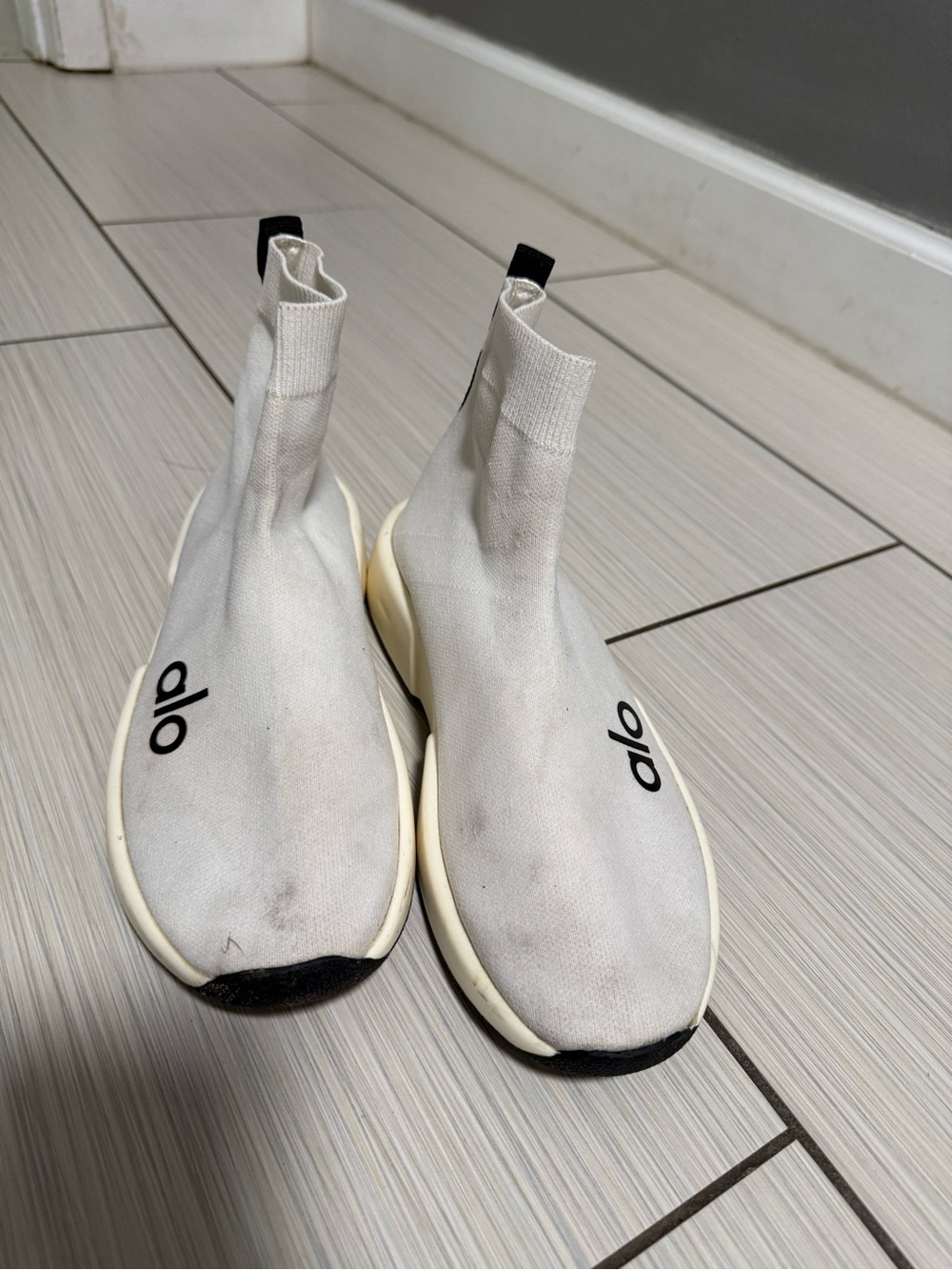 Alo yoga white knit shoes women’s 9